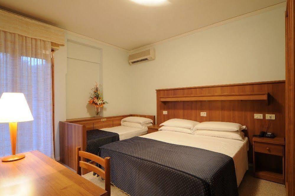 Hotel Mimosa 利尼亚诺萨比亚多罗 外观 照片